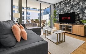 Central Location Nsw 3 Bedroom Apartment With Balcony